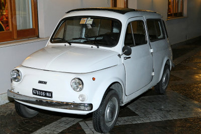 La célèbre Fiat 500 et les scooters Vespa de la région de Naples