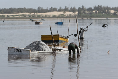 Sénégal - Le Lac Rose et le travail d'extraction à la main du sel déposé au fond du lac