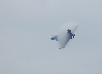 Meeting arien de la Fert Alais 2008 - Rafale nearly breaking the sound barrier