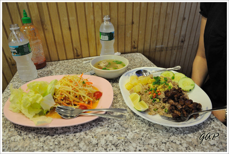 Som Tum (papaya salad) and shrimp paste rice (kao kluk kapi)