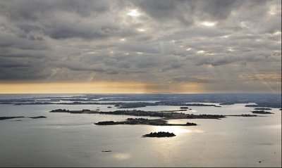 8925 le dArz  et ciel charg sur le Golfe du Morbihan 3 08-2010.jpg