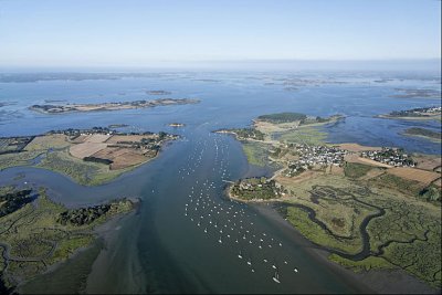 8540 Le Passage sur fond de Golfe du Morbihan 08-2010.jpg