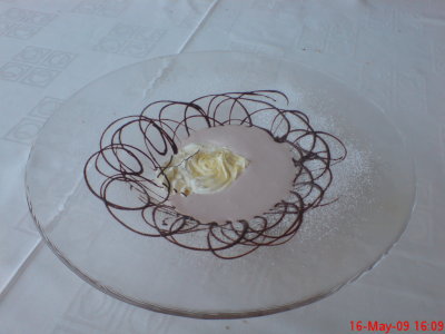 Mousse de yogur con sopa de fresas