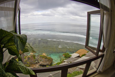 Breakfast view of the surf at Uluwatu