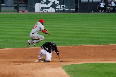 Carlos Quinten gets to second base