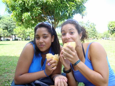 ...eu e Lia j comendo e combinando com o azul do cu!