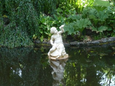 Melbourne - fitzroy gardens pond cherub 2.jpg