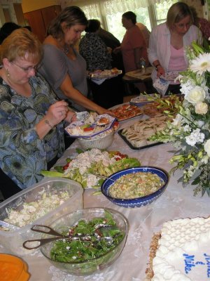 Food table, yummy ! Robin, Corin, Linda