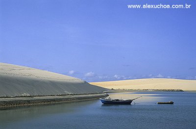 Barcos em Munda£ com dunas ao fundo.jpg