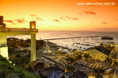 Elevador Lacerda no crepsculo.jpg