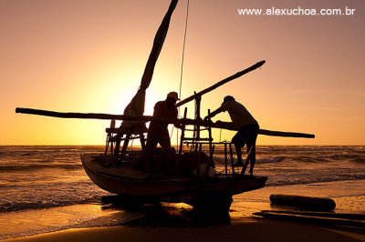 Pescadores se preparando para sair ao mar na Praia do Morro Branco, Beberibe, CE 7378.jpg