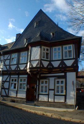 Ein typisches Fachwerkhaus mit Schieferdach in Goslar