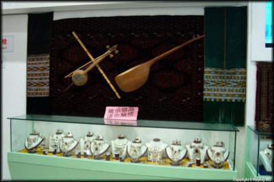 Qatar: music instruments.  Sign: do not touch