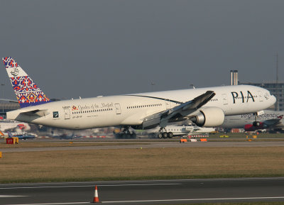AP-BHW PIA Boeing 777-340/ER