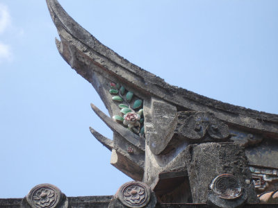 Roof left corner with ceramic flowers