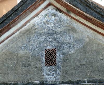 Dragon on the side wall