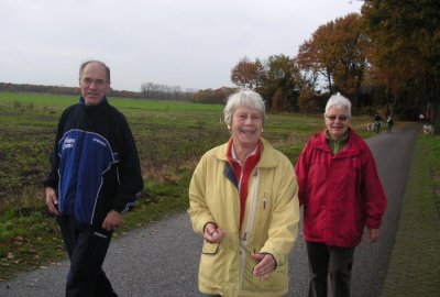 enkele wandelaars onderweg.JPG