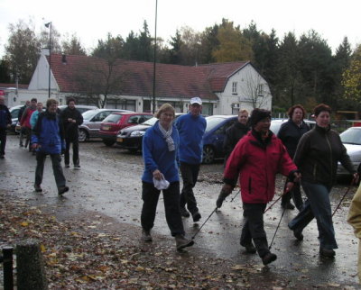 vertrek wandelaars bij Schuttershoeve2.JPG