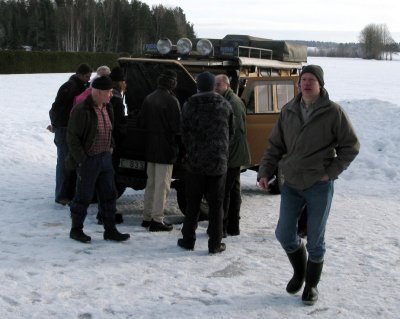 Samling kring ppen motorhuv