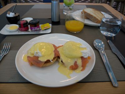 Melbourne Qantas first lounge salmon eggs benedict
