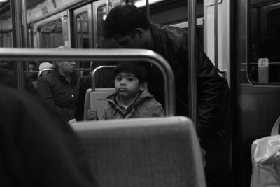 menino no metro