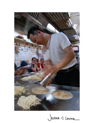 making okonimiyaki
