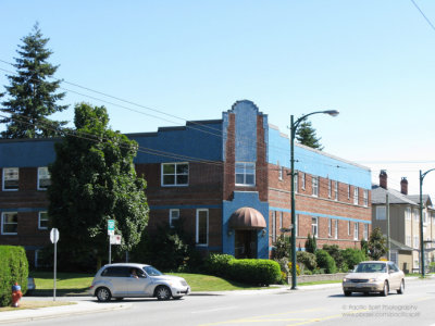 Art deco building at Oak Street and W.13th Ave, Vancouver