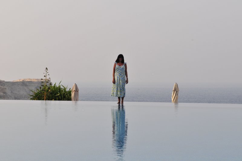Al Husn Hotel Infinity pool, Walking on Water