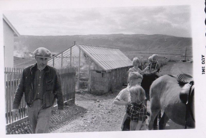 Helgi Árna á leið um Hverahlíð. Vera fremst til hægri.Kjartan og Siggi eða Bjössi Logi sitja hestinn. Erla heldur í tauminn
