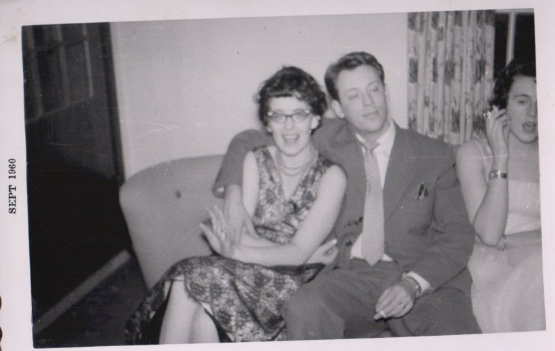 Mamma, pabbi og Jóna í Hverahlíðinni. Myndin gæti hafa verið tekin 1959