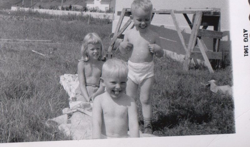 Vera, Björn Logi frændi og Kjartan 1961.Elliheimilið Ás í bakgrunni