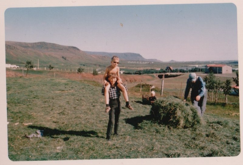 Marteinn Svavarsson heyjar blettinn í Hverahlíđ 24 1968. Brúin góđa enn á sínum stađ. Siggi Júlíu međ Kjartan á háhest