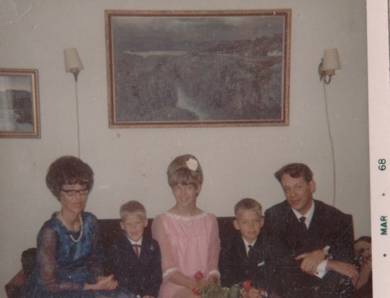Ferming Veru 1967. Mamma, Bolli, Vera, Kjartan og pabbi. Myndin er tekin á Bragagötu 25