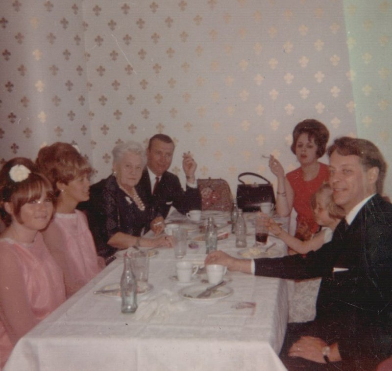 Veisla á Sögu. Laura, Vera, amma Lára, Jón Helgi, Svana, Lára Gunnvör og pabbi