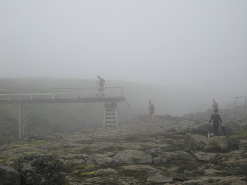 Á brúnni við veginn