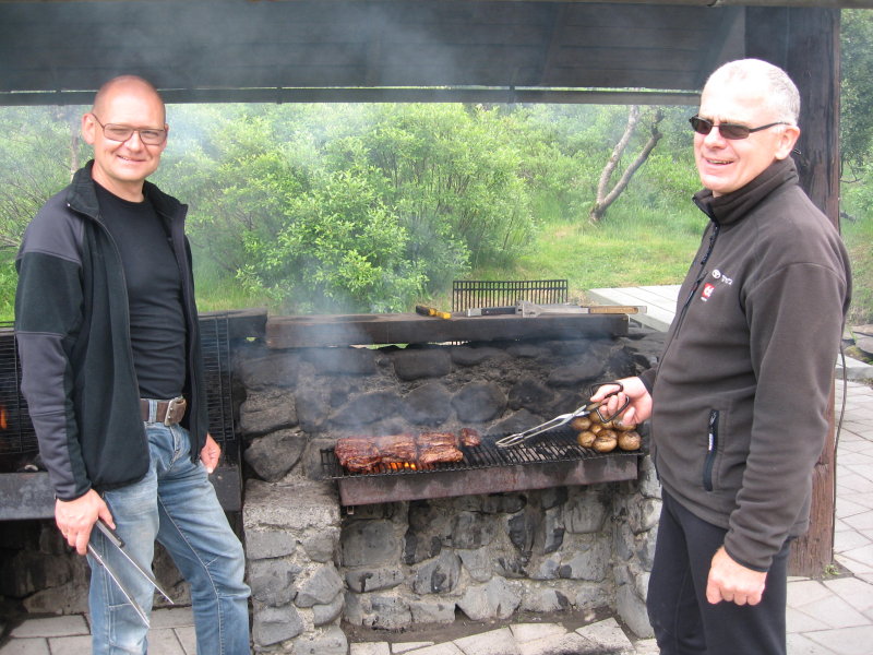Og Skúli og Bessi byrjaðir að grilla