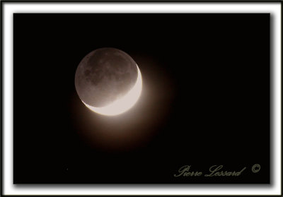 _MG_9799b  -  PREMIER QUARTIER DE LUNE, avec une petite toile dans le coin gauche en bas  /  FIRST QUARTER OF THE MOON