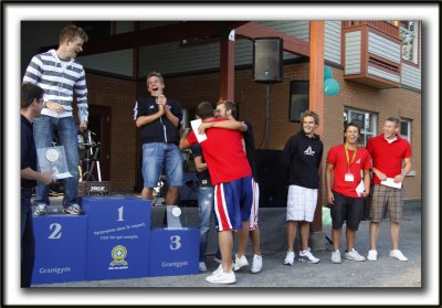 _MG_9050  -  FRAN CRIPPEN FLICIT PAR LES AUTRES NAGEURS  ( trs amicalemen /  CONGRATULATED BY THE OTHERS SWIMMERS ( Friendly)