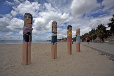 Geelong foreshore Bathing girls statues.jpg