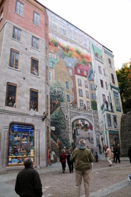 les gens d'aujoud'hui entren la rue de Fresque des Qubcois