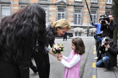 Prinses Mathilde krijgt bloemen van Aleyna