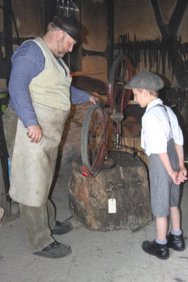 13. Juni 1926 - beim Fahrradreparieren / bicycle repair man