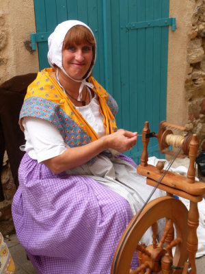 Spinnerin in provencalischer Tracht / spinner in provencal costume