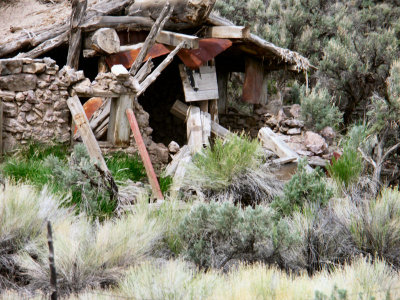 Old mine along side RR tracks 2  pw.jpg