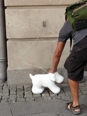 A plasti dog to the outward of Magasin du Nord market.