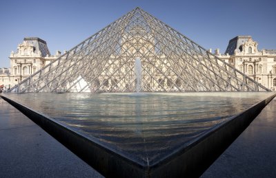 Louvre and pyramid.jpg