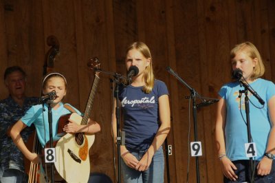 The girls are three of the members of Carolina Jasmine. Look out Quebes.