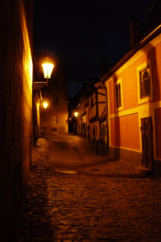 Golden Lane at Prague Castle ..