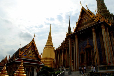 Phra Si Rattana Chedi and Phra Mon Dop