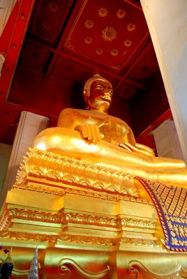 Golden buddha image